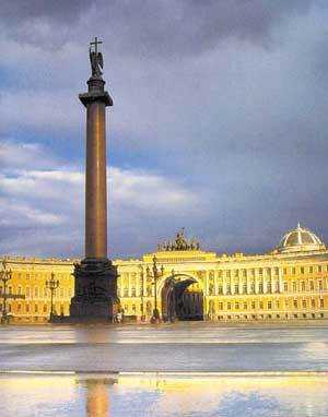 도스토예프스키가 즐겨 산책했던 네프스키 대로는 에르미타주 국립미술관이 있는 궁전광장과 연결된다. 사진 속의 기둥은 알렉산드르 1세 기둥으로 1812년 나폴레옹과의 전쟁에서 승리한 것을 기념해 만들어졌다./사진제공 원여행클럽