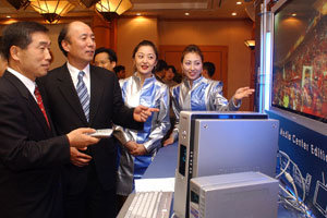 삼성전자 이성주 부사장(왼쪽)과 한국마이크로소프트 고현진 사장이 5일 삼성전자 미디어센터에서 열린 PC 발표회에서 신제품을 조작해보고 있다.사진제공 삼성전자