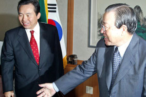 자민련 김종필 총재(오른쪽)와 이인제 의원이 5일 당사에서 열린 당무회의에 앞서 만나고 있다.안철민기자