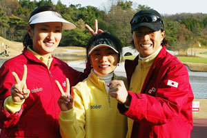 ‘자신있어요.’ 한국팀의 빅3(왼쪽부터 박지은 김미현 박세리)가 6일 연습라운드 직후 손가락으로 ‘V자’를 그려보이며 승리를 다짐하고 있다.사진제공 KLPGA