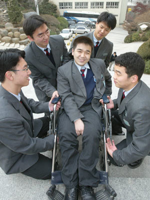 3년간 휠체어를 탄 고교생 남민군(가운데)을 교실까지 데려다 준 친구들. 왼쪽부터 이형민 박재완 김진성 김두회군. 원대연기자