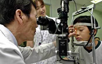 한 어린이가 서울 서대문구 신촌의 한 안과에서 눈 검사를 받고있다. /채지영기자