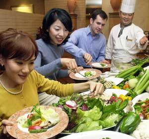 한 호텔 채식 부페에서 손님들이 채식 요리를 고르고 있다./동아일보 자료사진