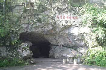왕수인이 즐겨 찾았다는 룽창의 동굴. 용이 하늘로 승천해 간 듯 앞뒤가 트인 이 동굴을 둘러싸고 그의 서재와 강당이 자리잡고 있다./룽창〓김형찬기자