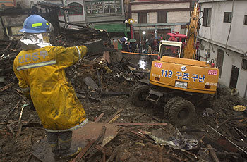 인천 중부소방서 직원들이 8일 새벽 12명의 사상자가 난 인천 중구 북성동 경향여인숙 화재현장에서 시신 발굴작업을 벌이고 있다. - 인천〓차준호기자