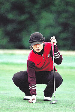 박세리가 2라운드 경기 중 퍼팅라인에 맞춰 볼을 신중하게 그린 위에 놓고 있다.다이도(일본)연합