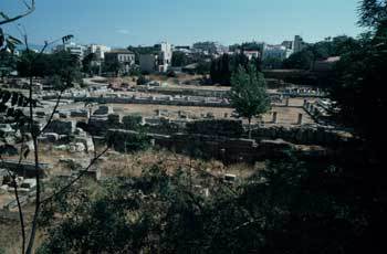 아테네 케라메이코스 전경. 무덤 터와 가마 터가 섞여서 발굴되었다. 기원전 478년 테미스토클레스가 축조했던 성벽과 쌍둥이 성문 디필론도 남아 있다./사진제공 노성두씨