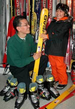 서울 강남구 반포동 신세계백화점의 스키 매장을 찾은 꼬마 숙녀가 스키 장비를 고르고 있다./사진제공 신세계