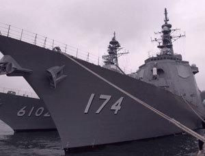 일본이 미국의 대테러전쟁을 돕는다며 인도양 파견을 결정한 해상자위대의 이지스함 기리시마호가 9일 도쿄 부근 요코스카항에 모습을 드러냈다. - 요코스카AP연합