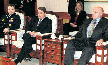 최근 반미 기류 탓인지 10일 방한해 청와대로 김대중 대통령을 예방한 리처드 아미티지 미 국무부 부장관, 토머스 허버드 주한 미대사, 미첼 던 미합참전략본부차장(공군소장·오른쪽부터)의 표정이 어둡다. -김경제기자