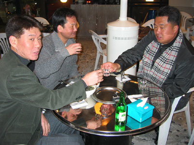 ‘이게 얼마만이야.’ 82학번 동기생 프로농구 감독인 정덕화 유재학 전창진 감독(왼쪽부터)이 모처럼 술자리에서 만나 건배를 하고 있다.김종석기자