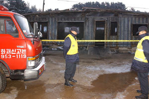 11일 수용중인 노인 9명의 목숨을 앗아간 충남 서천군 마서면 금매복지원 화재 현장에서 경찰이 경계근무를 서고 있다.서천연합