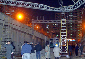 11일 오후 서울 지하철 2호선 신도림역 부근 선로 전력선 철탑 위에 걸쳐있는 대형 크레인의 상부가 엿가락처럼 휘어져 있다.[원대연기자 yeon72@donga.com]