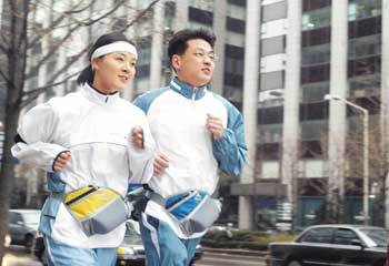 달리기 마니아에게는 추위가 문제되지 않는다. 직장인 박소영씨(왼쪽)와 김현준씨가 8일 서울 광화문에서 방한 소재로 된 운동복과 물통 등을 갖춘 채 달리고 있다./신석교기자