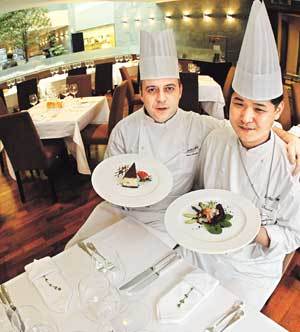 고급 이탈리아 레스토랑 ‘보나세라’의 주방장 조르다노 마우로(왼쪽)와 정찬대씨가 음식을 들어보이고 있다. /신석교기자