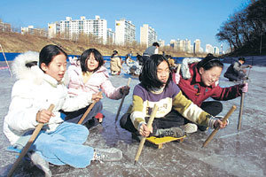 12일 오후 개장한 강남구 양재천 얼음썰매장에서 초등학교 어린이들이 신나게 썰매를 타고 있다. 양재천 얼음썰매장은 내년 2월 말까지 무료로 운영된다.사진제공 강남구청