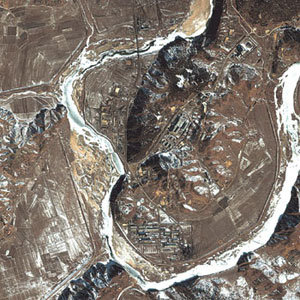 2000년 2월 인공위성에 잡힌 북한 영변 지역의 핵시설. - 동아일보 자료사진