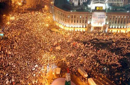 14일 저녁 서울시청 앞 광장에서 열린 `주권회복의 날, 10만 범국민 평화대행진'에서 촛불을 든 수많은 시민들이 광장을 가득 메우고 있다.