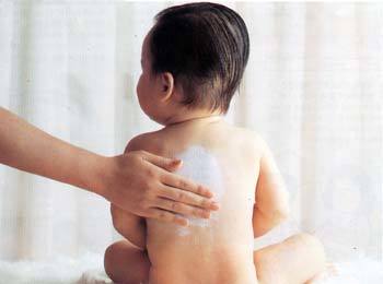 아토피 피부염 환자의 어머니가 아기를 목욕시킨 뒤 보습제를 발라주고 있다. 아토피 피부염 환자는 목욕만 제대로 해도 증세가 상당히 개선된다.