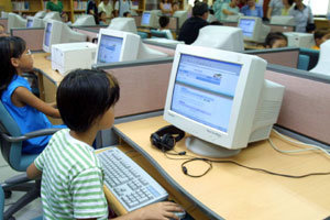 서울 강남구 포이초등학교 어린이들이 전자도서관에서 컴퓨터를 통해 정보를 검색하고 있다.사진제공 서울 강남구청