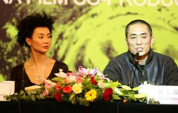 중국의 장이머우(張藝謀·오른쪽) 영화감독이 14일 베이징 인민대회당에서 쿵푸영화 ‘영웅’에 대한 기자간담회를 열고 있다. 왼쪽은 이 영화의 여주인공 매기 청(장만옥).베이징AP연합