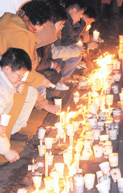 14일 오후 서울시청 앞 광장에서 열린 여중생 사망 추모집회에 나온 참석자들이 추모의 뜻으로 인도 위에 촛불을 올려놓고 있다.전영한기자