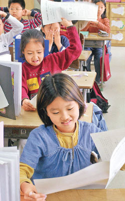 초등학교 단계에서 기초학습 결손이 누적되면 좀처럼 회복하기 힘든 만큼 공부에 대한 흥미와 자신감을 키워주는 것이 중요하다.동아일보 자료사진