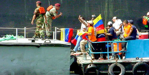 15일 베네수엘라 군 무장병력이 원유 수출 차질을 막기 위해 최대 유전지역 마라카이보 호수에 정박한 유조선 필린 레온호에 강제 진입해 있는 가운데 베네수엘라 주민들이 군인들과 이야기를 나누고 있다. - 마라카이보(베네수엘라)로이터뉴시스