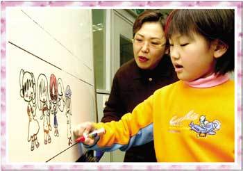 통합교육 지지론자인 김혜미씨가 동연이가 그림 그리는 것을 지켜보고 있다./이종승 기자