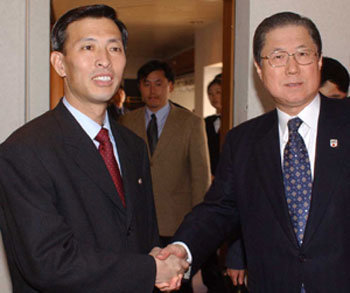 17일 금강산 해금강호텔에서 열린 제2차 남북 적십자 실무접촉을 마무리하면서 남측 이병웅 수석대표(오른쪽)와 북측 이금철 대표가 악수하고 있다. -금강산〓사진공동취재단