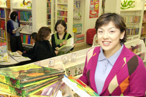 인기 영어강사 이보영씨가 서울 양천구 목1동의 영어 전문서점 ‘잉글리시 플러스’에서 영어책을 고르고 있다.전영한기자