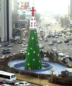 한국기독교총연합회가 서울시청 앞 광장 분수대에 조성한 크리스마스 트리 모양의 장식탑.사진제공 서울시