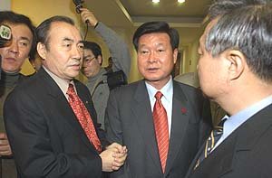 국민통합21 정몽준 대표가 민주당 노무현 후보 지지를 포기하겠다고 선언한 18일 밤 민주당 한화갑 대표(가운데)와 정대철 선대위원장(오른쪽), 이상수 총무본부장 등이 심각한 표정으로 국민통합21 당사로 들어서고 있다.최영해기자 yhchoi65@donga.com