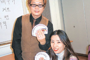 마술사 토니 박(왼쪽)이 ‘카드 마술’을 선보이고 있다.사진제공 현대백화점