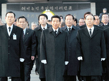 노무현 대통령당선자(가운데)가 20일 오전 민주당 당직자들과 함께 서울 동작구 동작동 국립묘지를 참배했다. -박경모기자