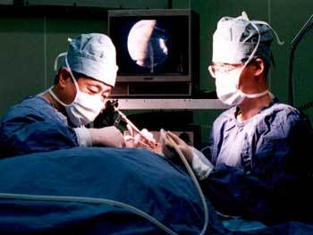 이비인후과 의사가 내시경을 이용해 축농증 환자의 코를 수술하고 있다./동아일보 자료사진