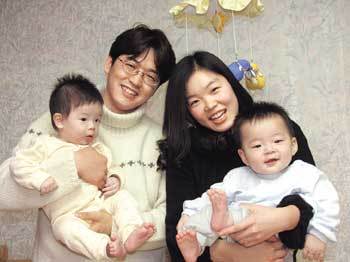 19일 김효진씨(오른쪽)가 남자친구 김기중씨와 함께 의정부 ‘경기북부아동일시보호소’를 찾아 아기들을 정성스레 안아주고 있다./박중현기자