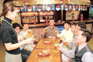 OB맥주 이천공장의 시음장에서 이 회사 직원들이 갓 만들어진 맥주를 시음하고 있다.이천〓최호원기자