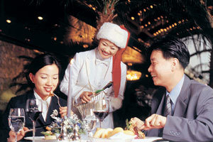 서울 강남구 역삼동 르네상스호텔의 양식당 ’클럽 호라이즌’은 24일과 25일 크리스마스 특별 요리를 제공한다. 두 연인이 와인을 곁들인 세트 메뉴를 먹고 있다.사진제공 르네상스호텔