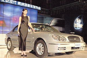 23일 중국 베이징시 베이징호텔에서 발표된 중국산 쏘나타 옆에서 도우미가 포즈를 취하고 있다.사진제공 현대자동차