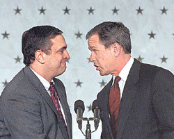 부시 대통령(오른쪽)과 테닛  CIA국장.