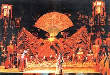 1998년 9월 베이징 쯔진청에서 ‘작품속 공간과 현실의 공간이 환상속에서 만났다’는 호평속에 공연된 장이머우 연출의 푸치니 ‘투란도트’.