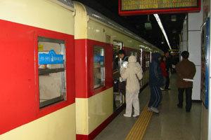 24일 오전 서울 지하철 1호선 종로3가역에서 시민들이 연장운행 시간대에 운행하는 청량리행 열차를 타고 있다. 이태훈기자