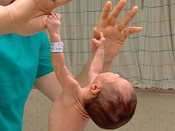 EBS 다큐 ‘아기성장 보고서’에서 생후 이틀 된 아기가 본능적인 손아귀의 힘으로 몸을 지탱하고 있다.사진제공 EBS