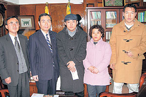 항공대 홍순길 총장(왼쪽에서 두번째)은 24일 암 투병 중인 이 학교 양의종씨에게 성금 1000만원을 전달한 후 포즈를 취하고 있다.사진제공 항공대