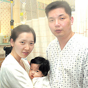 강성한씨 부부가 간 이식 수술을 하기 전 7개월난 딸을 안고 있다.사진제공 삼성서울병원