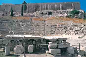 디오니소스 극장, 아테네 아크로폴리스 남쪽 경사지. 극장의 원형은 4세기 중반에 완성. 극장의 가로와 세로길이 106×112m. 그리스 극장에는 무대 장막이 없다. 그래서 배우, 코러스, 관객이 호흡을 이룬다. 오케스트라의 코러스는 요즘 흔한 가요무대 프로의 코러스나 백댄서가 하는 역할과 비슷했다. -사진제공 노성두씨