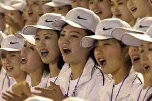 ‘남남북녀’를 실감케한 북한의 미녀 응원단이 밝은 표정으로 응원을 하고 있다.동아일보 자료사진