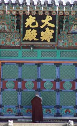 스님이 법당 문을 열듯 매사를 신중하고 진지하게 사는 일이 우리 삶에서는 중요하다./사진제공 현진스님