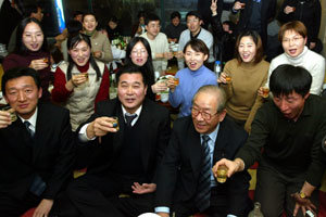 ‘재한옌볜대 학우회’ 소속 조선족 동포 50여명이 28일 오후 서울 양천구 목동의 한 식당에서 송년 모임을 가졌다.김동주기자